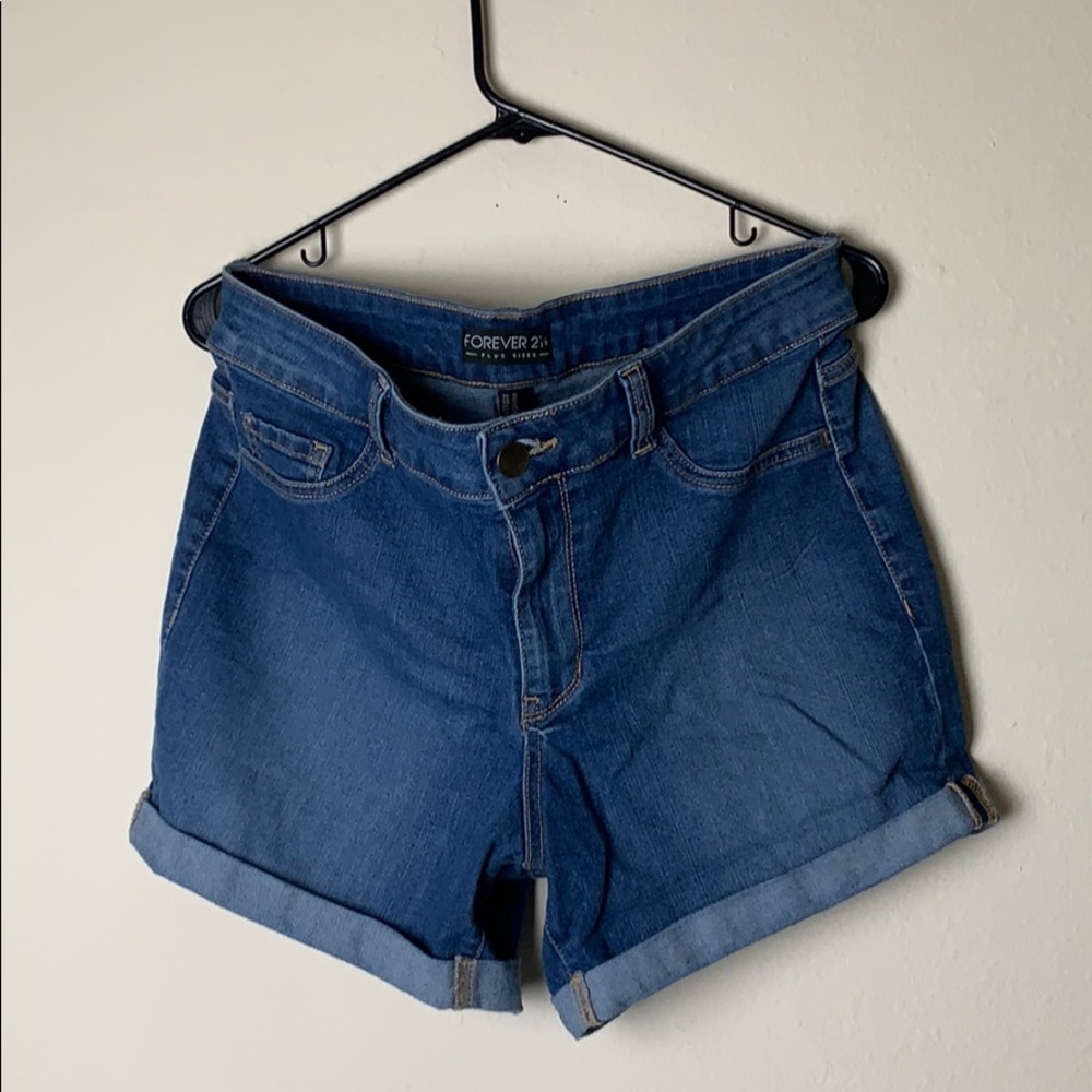 Plus Size Cuffed Shorts